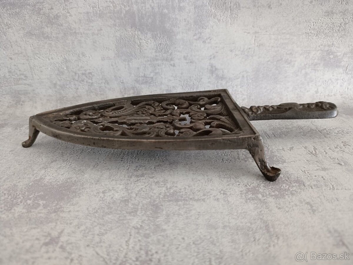 Velmi stará velká podložka pod starou žehličku. - 2