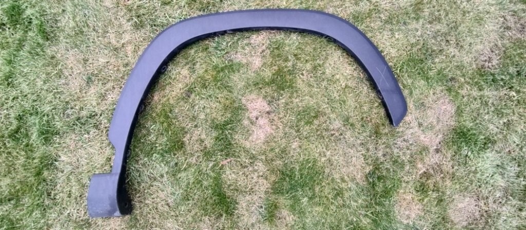 Mercedes W236 C253 W253 - podblatnik maska lem - 2