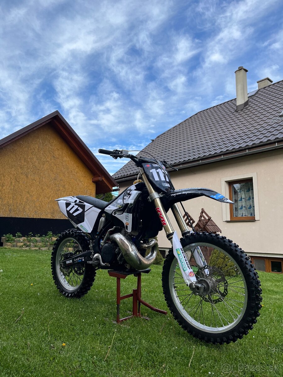 Yamaha YZ250 – výfuk FMF, nové polepy a plasty