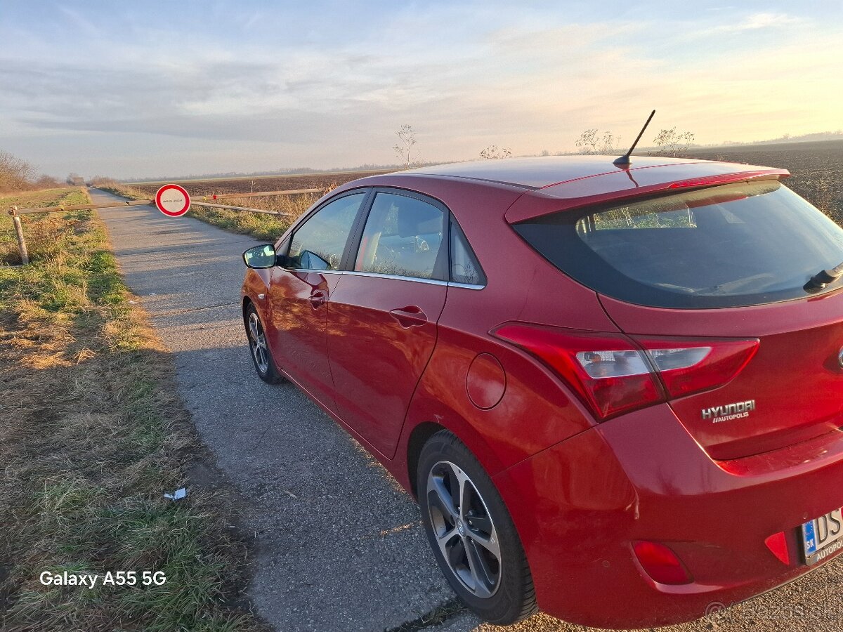 Hyundai i30 HATCHBACK 1,4i MPI Benzín 2015 červená metalíza - 2