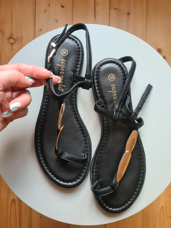 Sandále s ozdobnom aplikáciou - 2