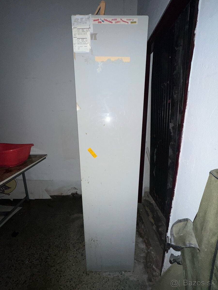 Stará kovová skriňa - 2