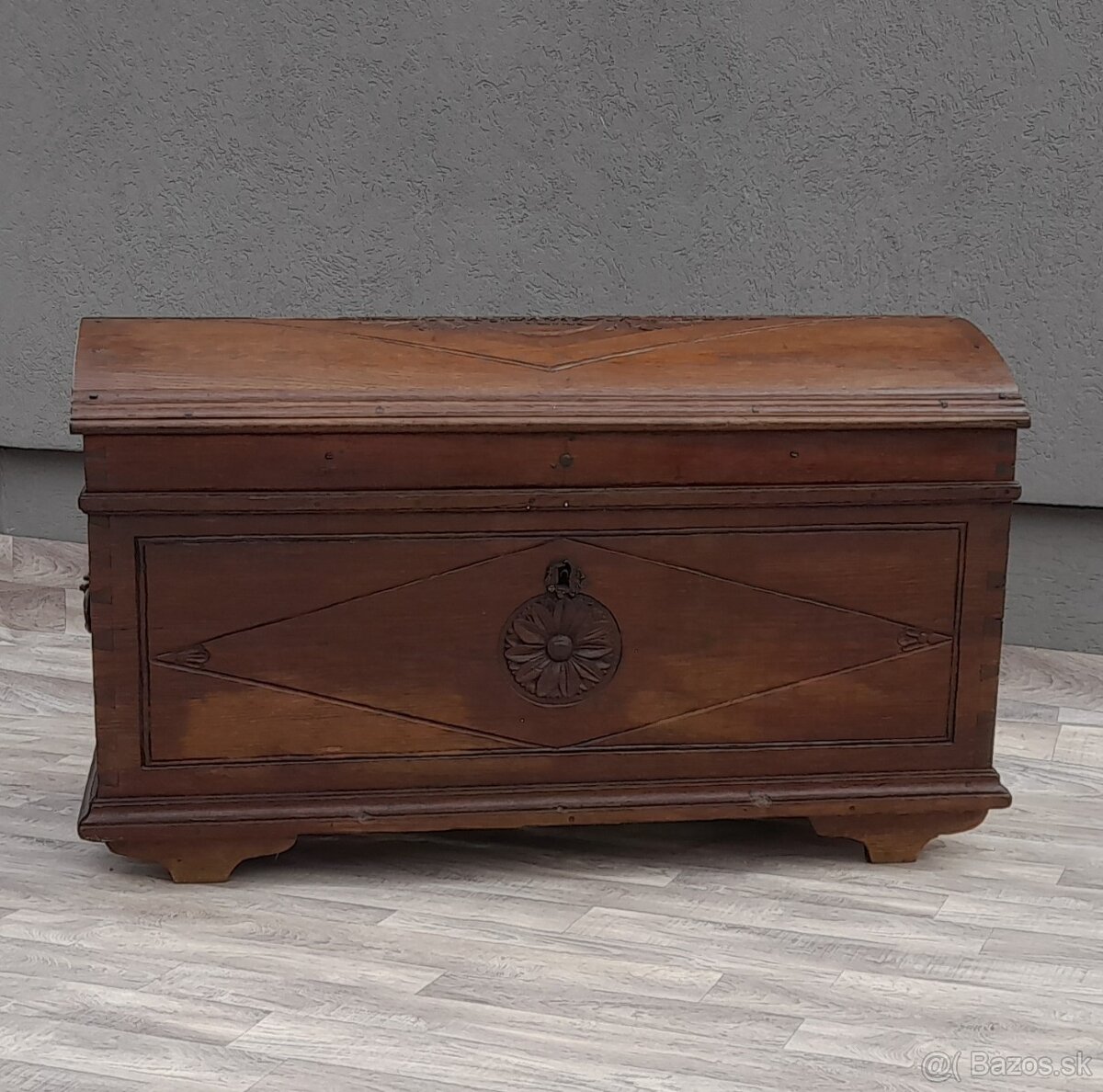 Truhlica dubová z roku 1812 . - 2