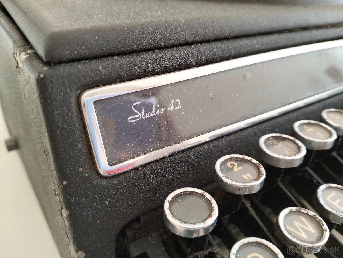 Pisaci stroj Olivetti studio 42 - 2