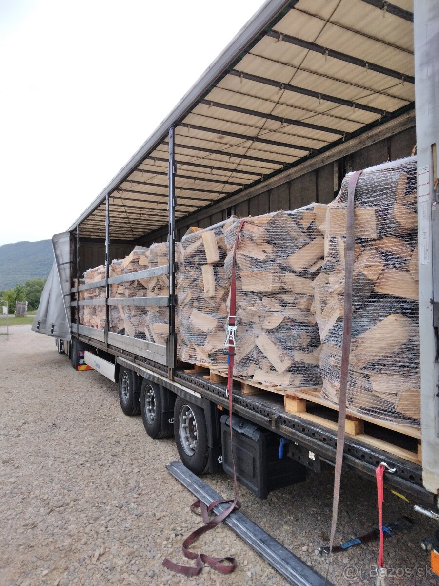 Drevo v kamione - 2