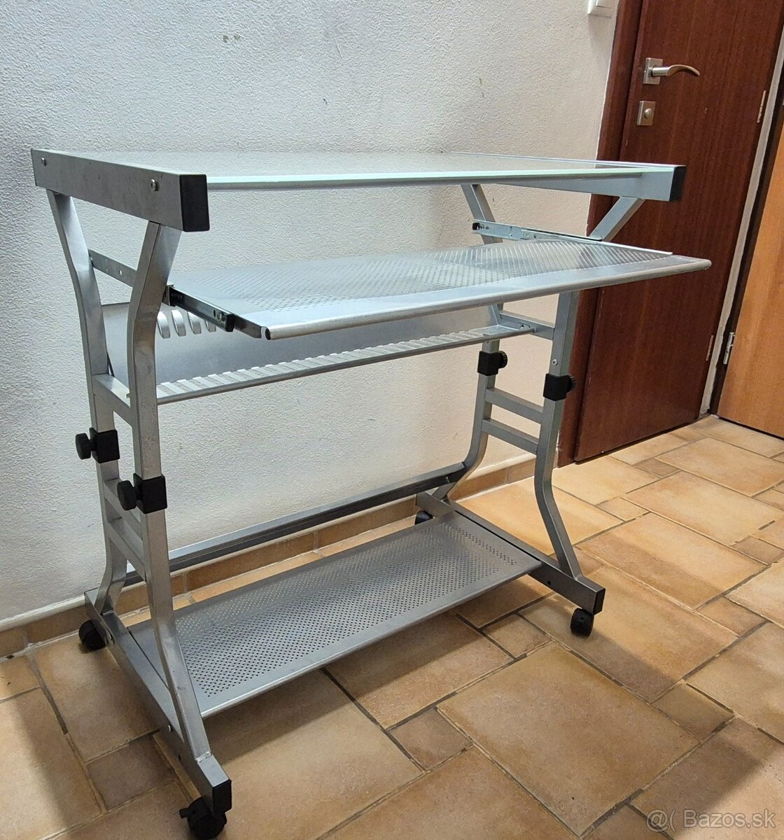 Predam kancelarsky PC stolik - 2