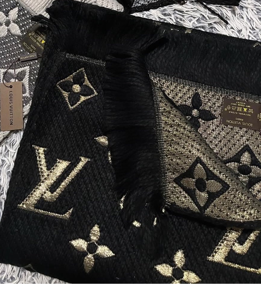 Šál Louis Vuitton - čierno/zlatý. - 2