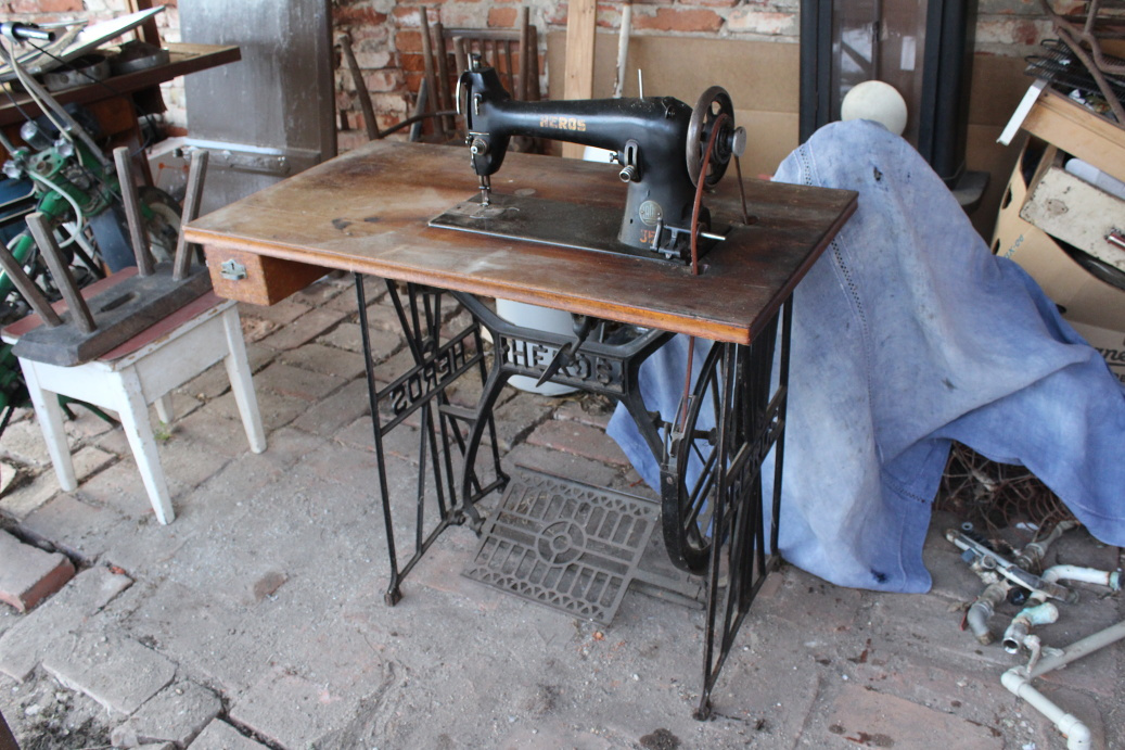 Šicí stroj - 2