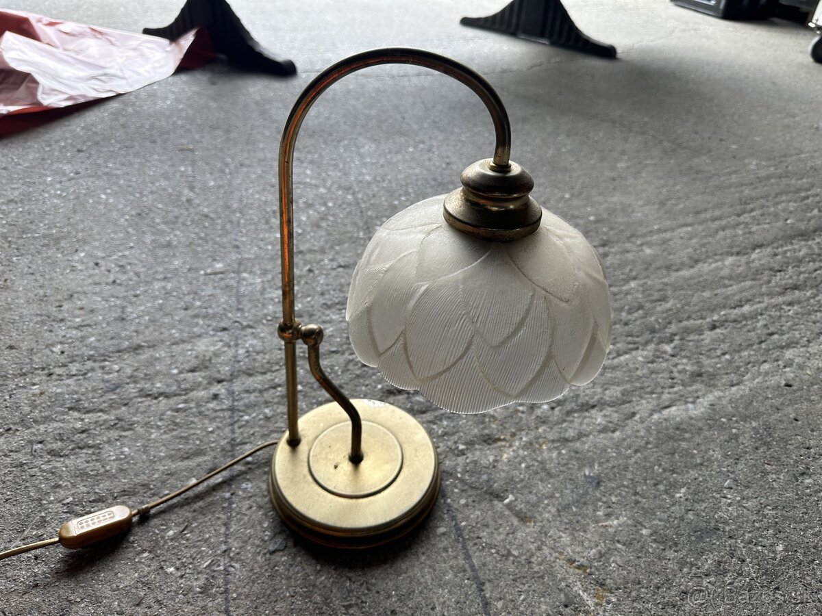 Pisaci stroj a nocna lampa - 2