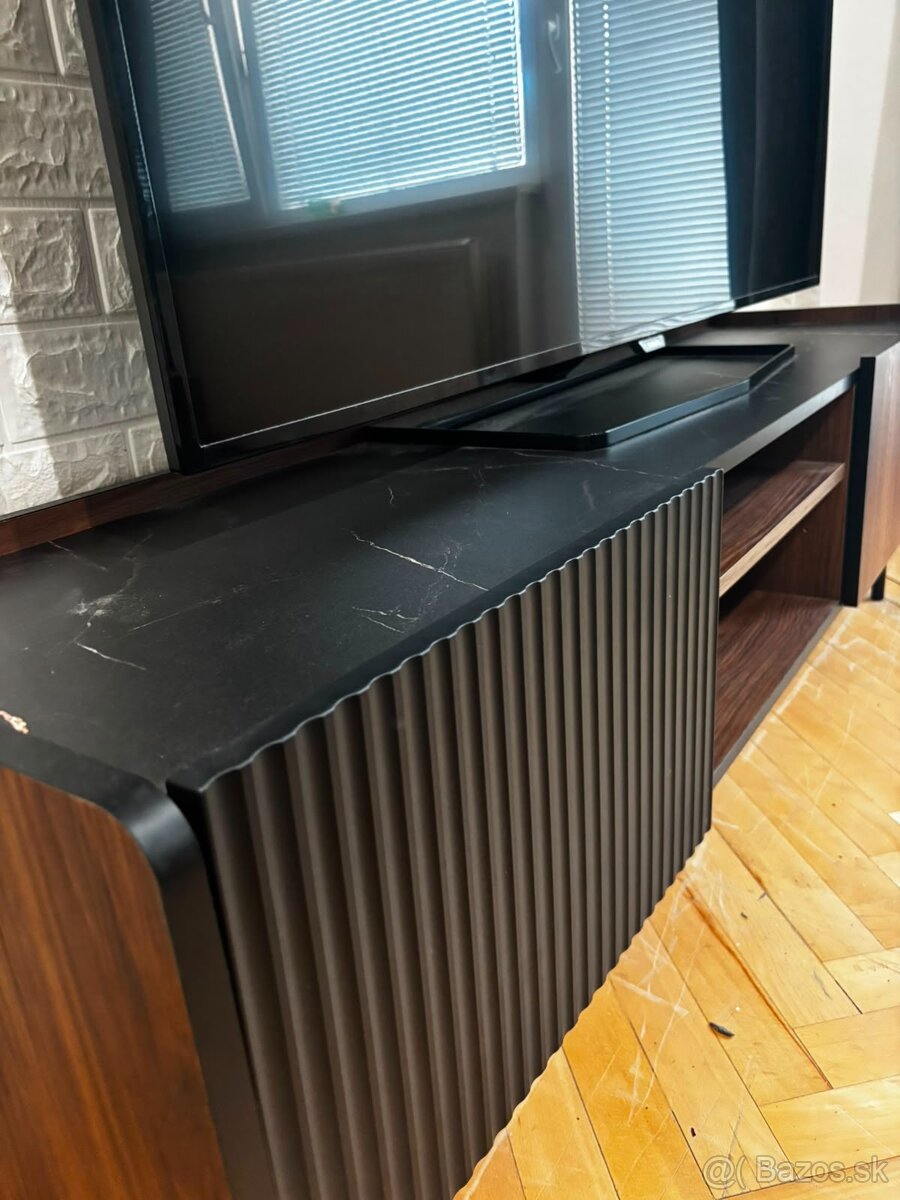 Stolík pod televízor - 2
