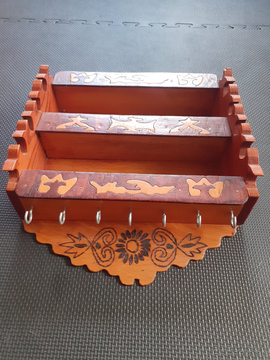 Ľudové drevené police - Podpoľanie - 2