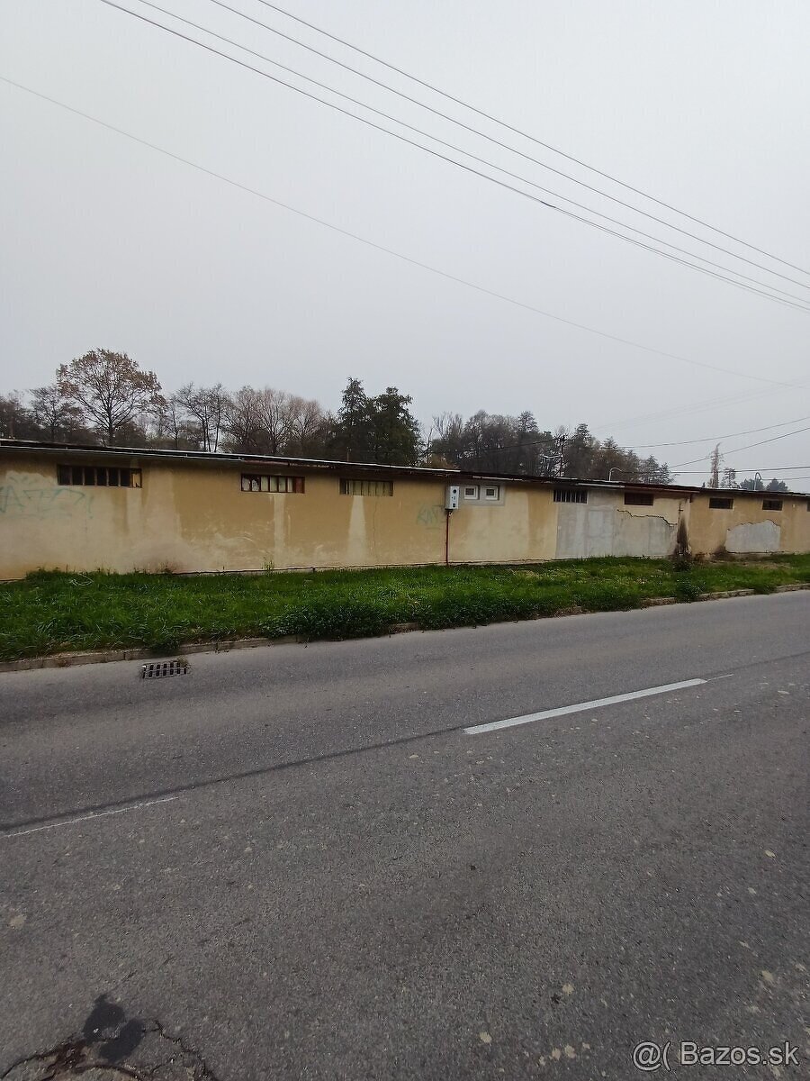 Reklamná plocha na Riečnej ulici v Prievidzi. - 2