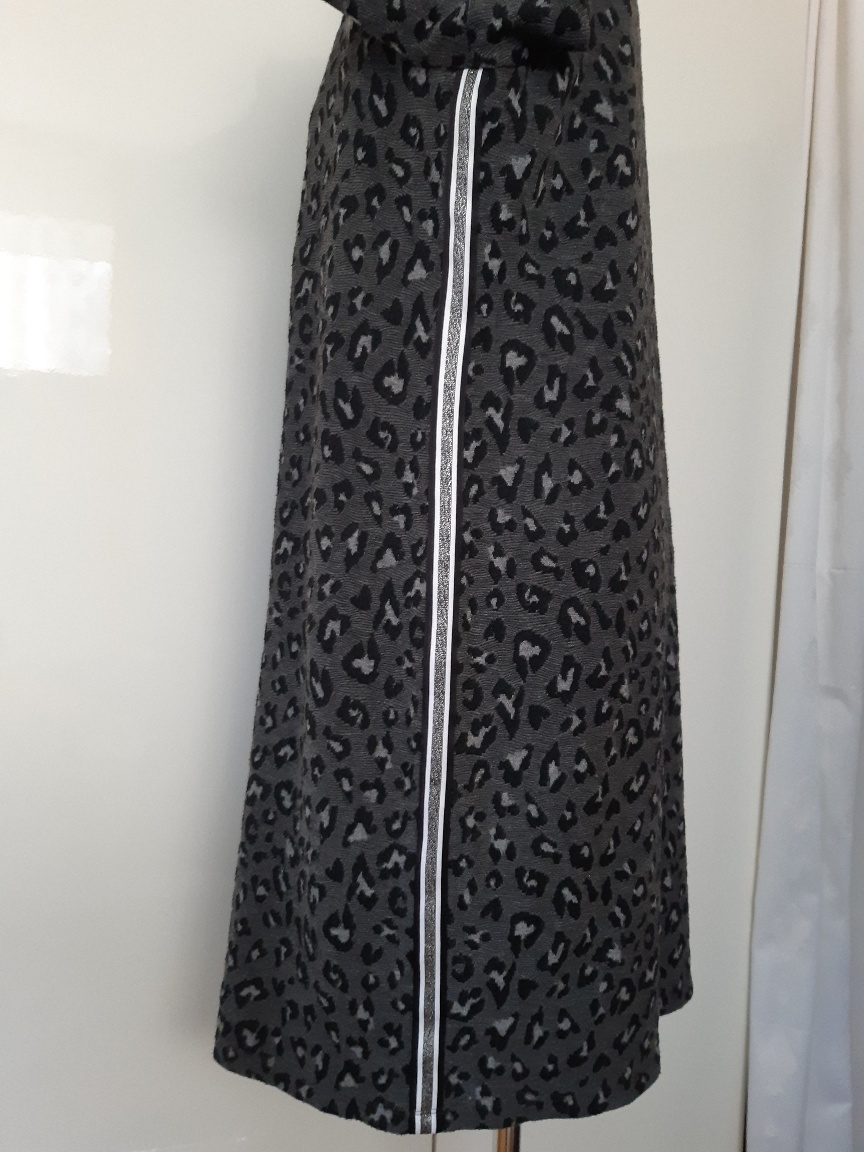 Šaty modné s pasikom bielo-strieborným po bokoch. - 2