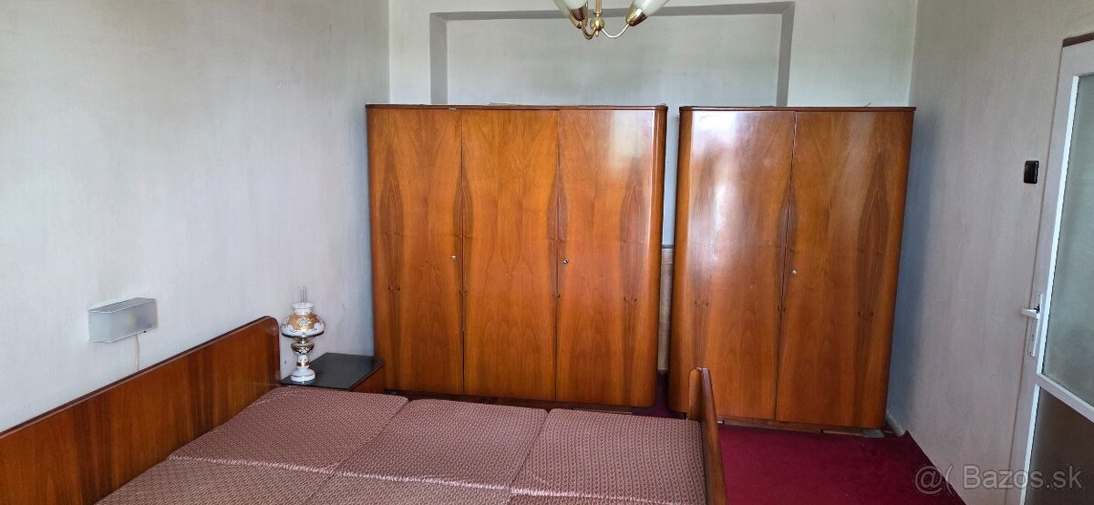 Spálňová zostava, postel,skrine,stolíky,zrkadlo - 2