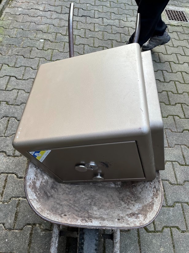 Predám trezor Safetronics - 2