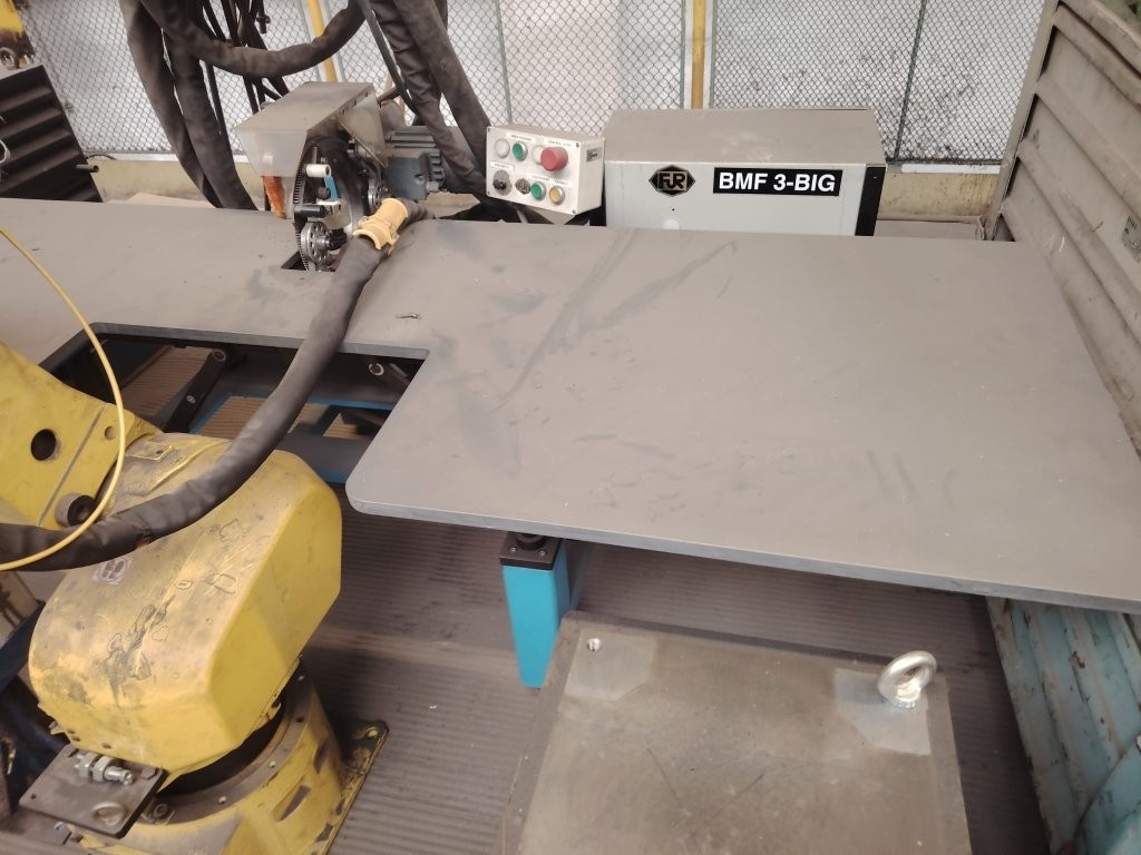 Průmyslový robot FANUC R - 2