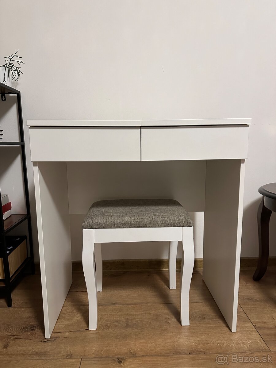 Kozmetický stolik - 2