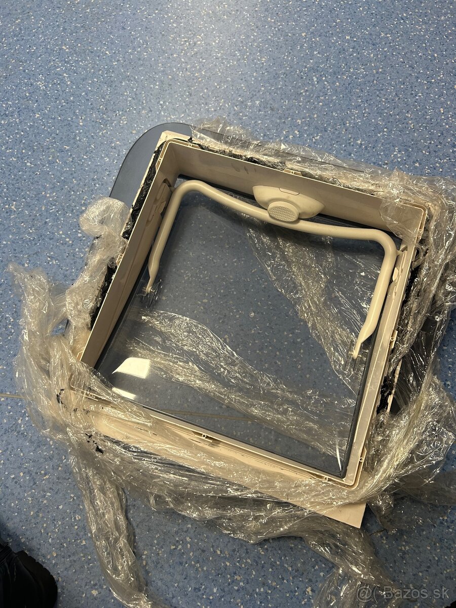 Stresne okno na karavan 40x40 - 2