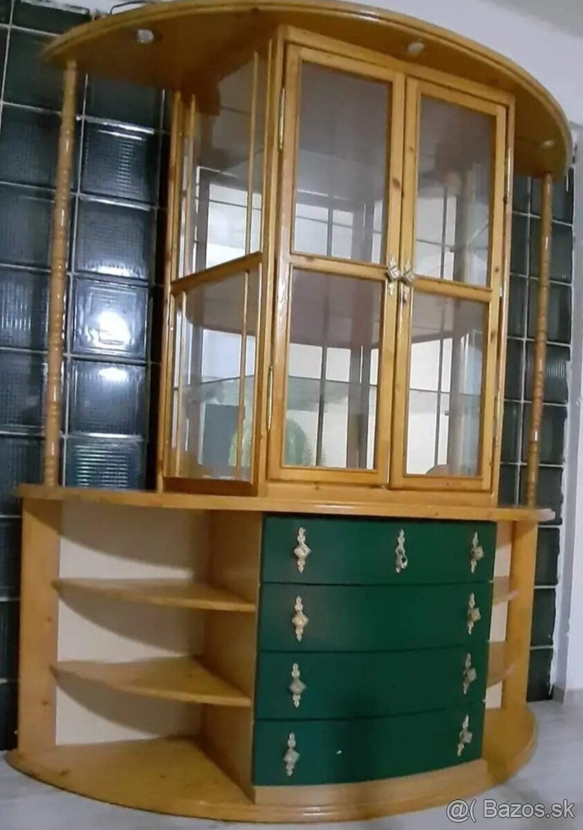 Predám stôl a presklenú vitrínu - 2