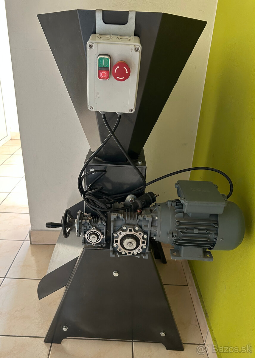 Stroj na lúpanie vlašských orechov - 2