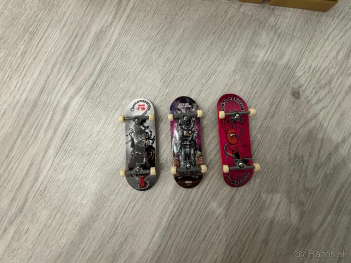 Schodisko so zábradlím, rampou a skateboadmi - 2