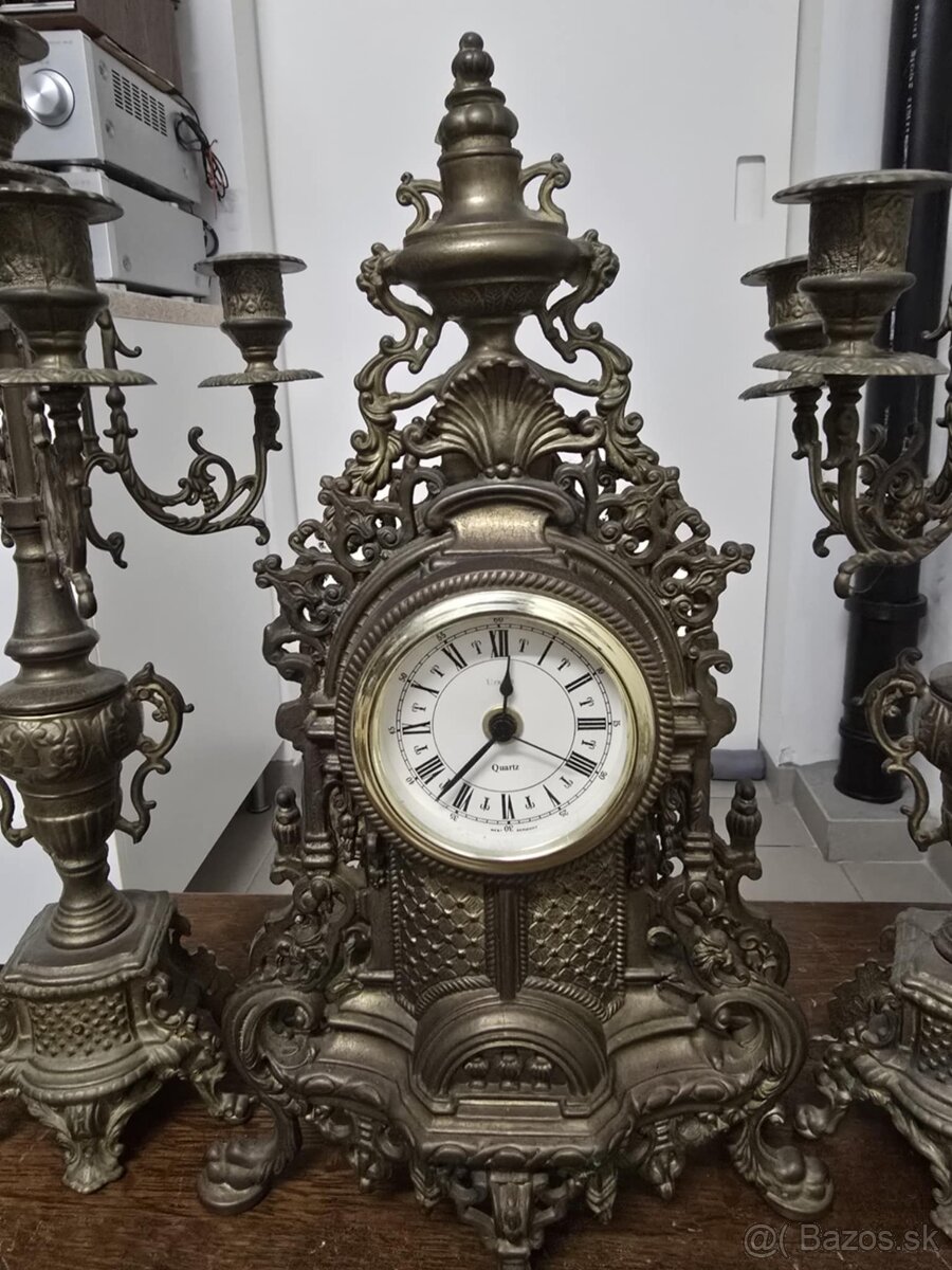 Krbove hodiny a svietniky na baterku nefunkčné. - 2