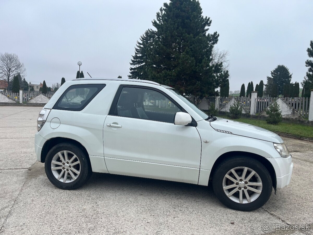 Suzuki Grand Vitara 1.6 benzin 4x4 black and white - 2