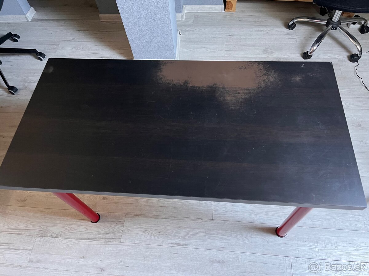 Stôl s červenými nohami - 2