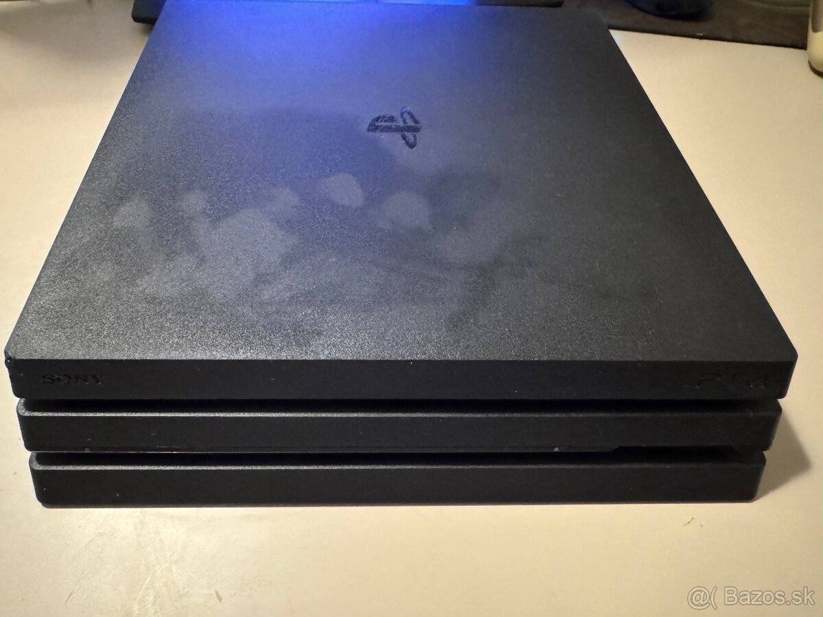 Predám PS4 Pro 1TB (vo výbornom stave) - 2