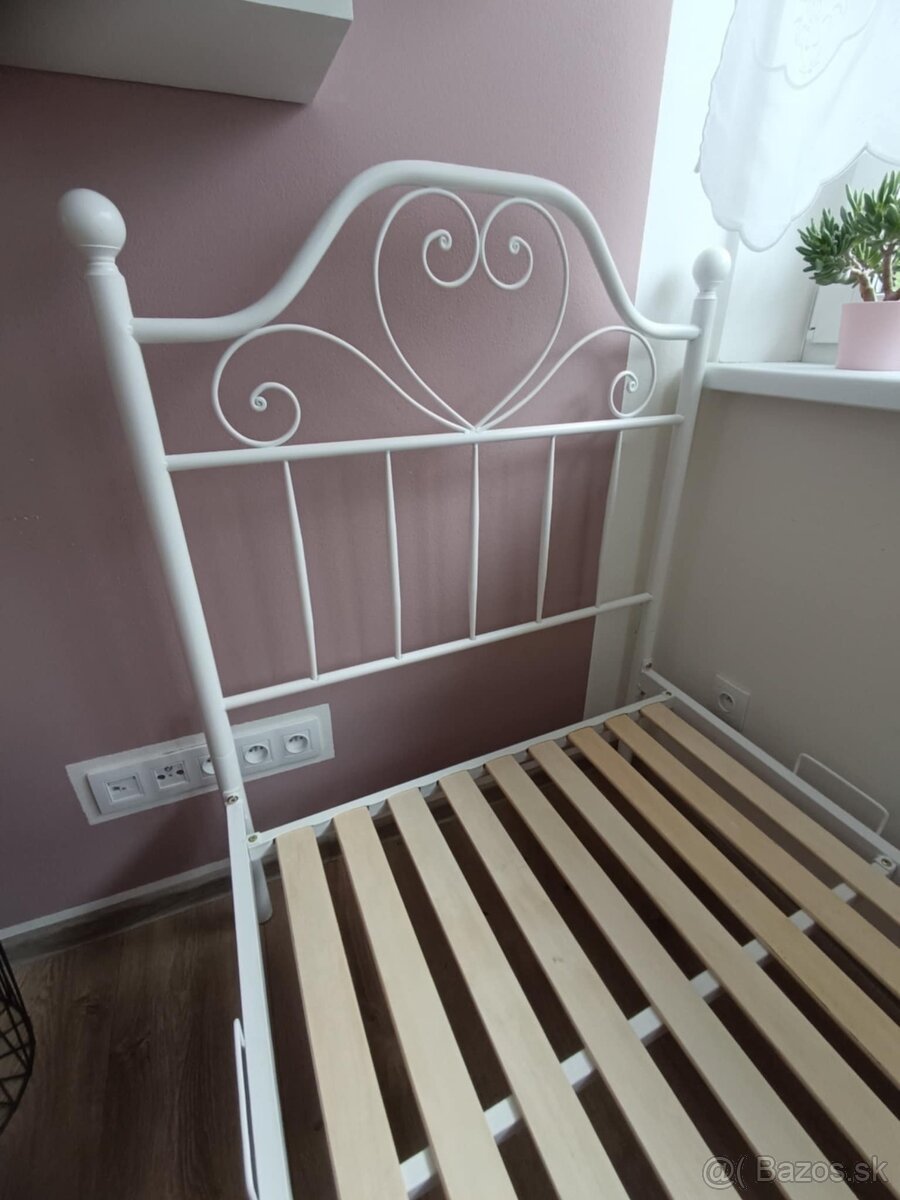 Biela kovová posteľ - 2