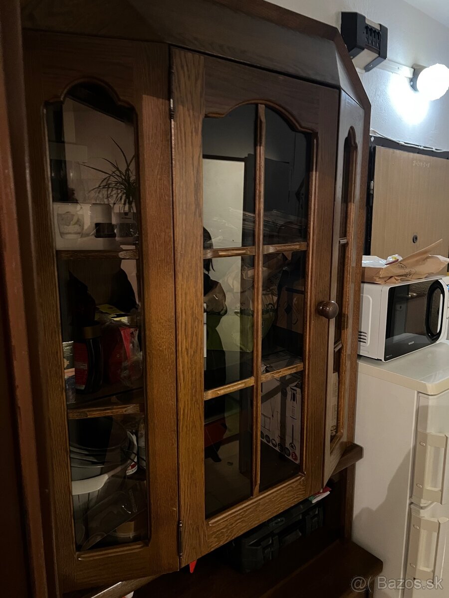 Masívna rustikálna vitrína - 2