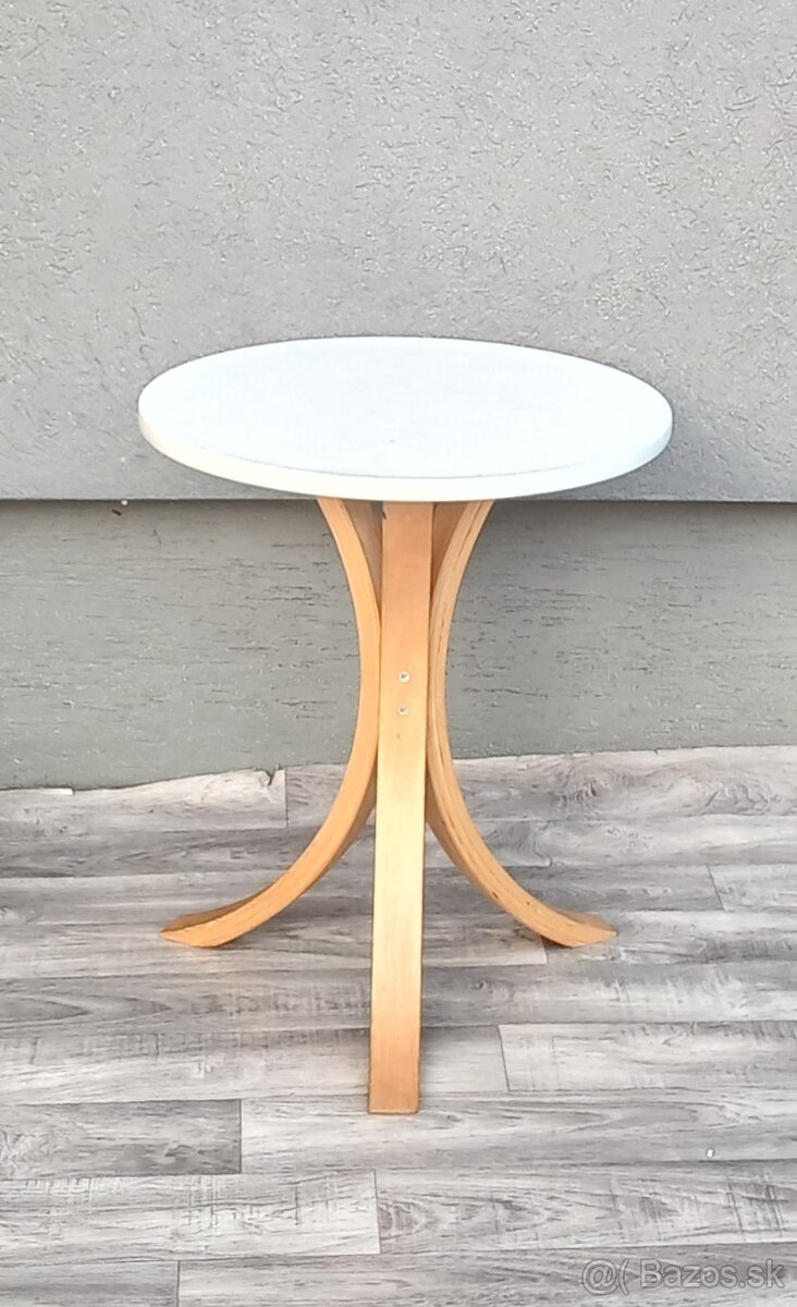 Stolík okrúhly na kávičku. - 2