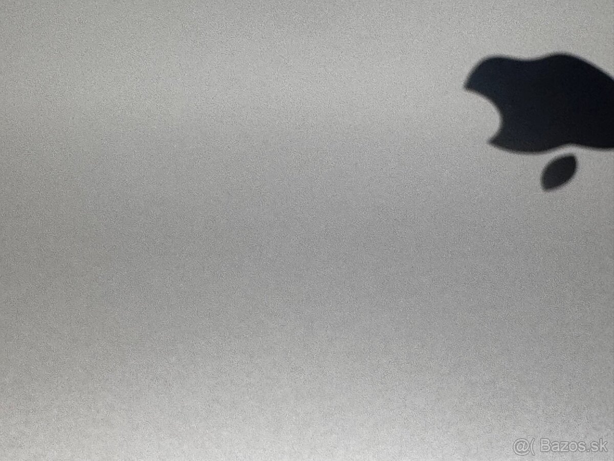 Predám málo používaný MacBook 13” 2024 M3, 256 GB. - 2