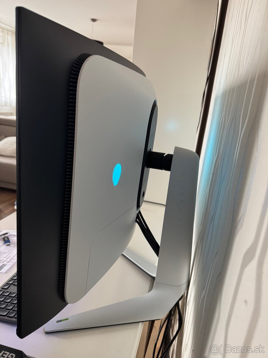 Dell Alienware 32 OLED 4K zakriveny - 2