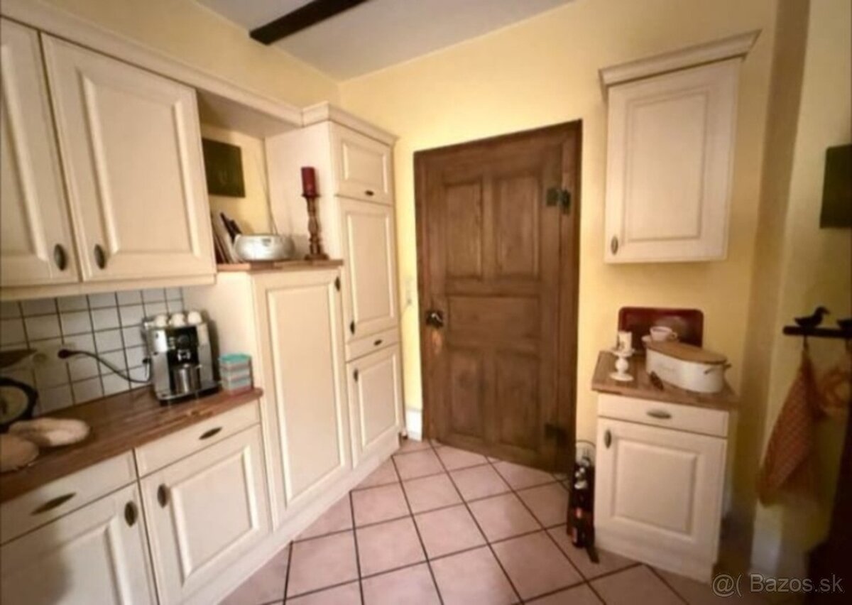 Krémová venkovská kuchyně s vestavěnými spotřebiči,5654 - 2