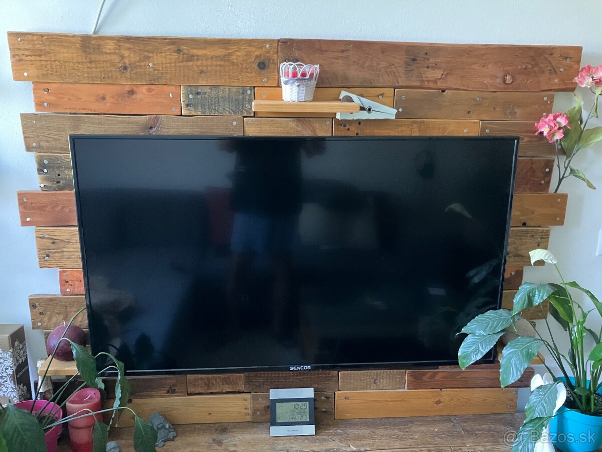 Predám drevenú komodu plus drevený obklad za televizor - 2
