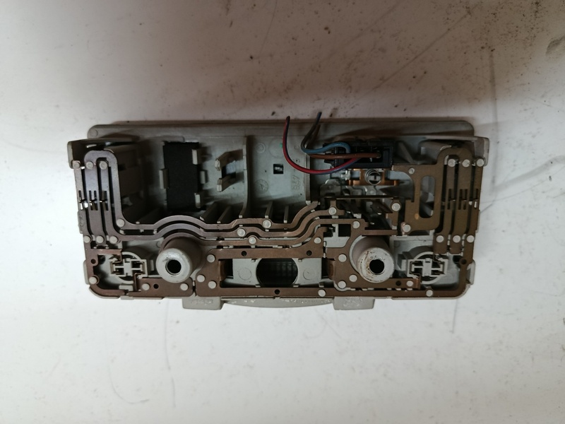 stropne svetlo volkswagen 3b0947106c 30€ - 2