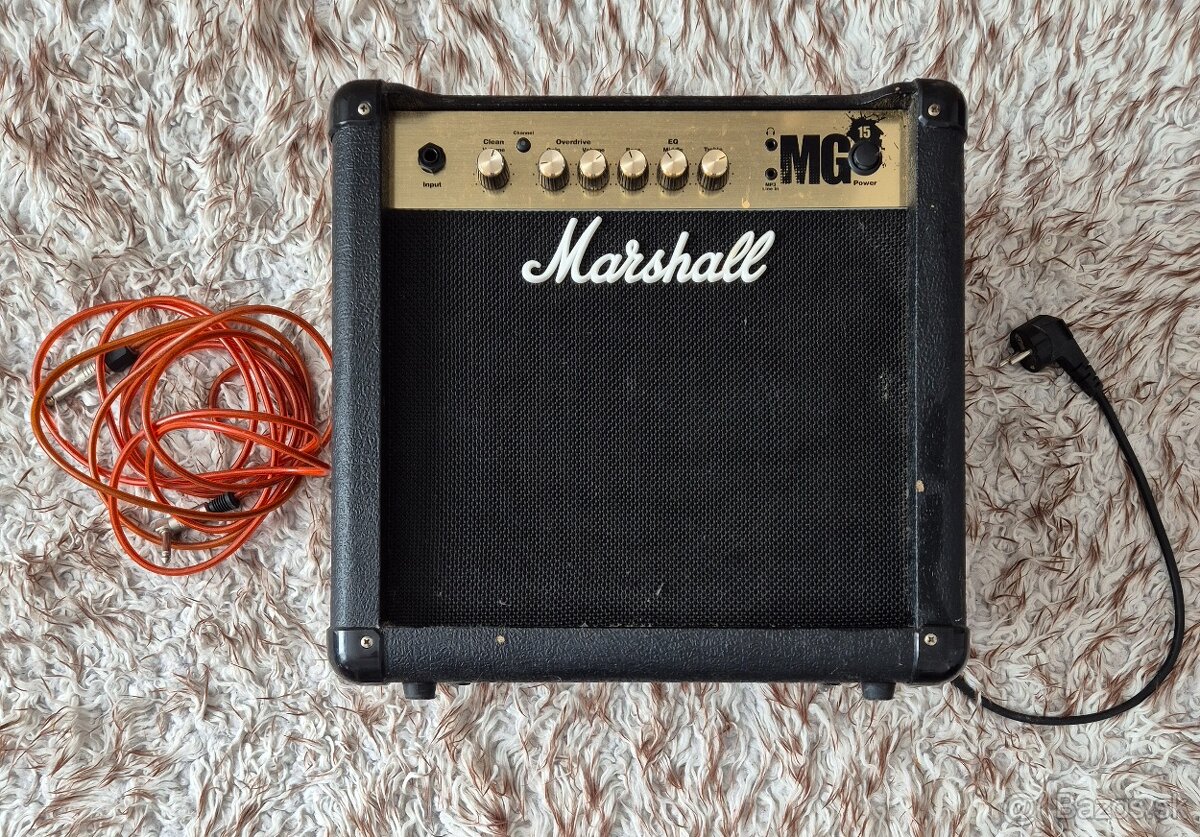 Elektrická gitara Jackson spolu s reproduktor Marshall mg 15 - 2