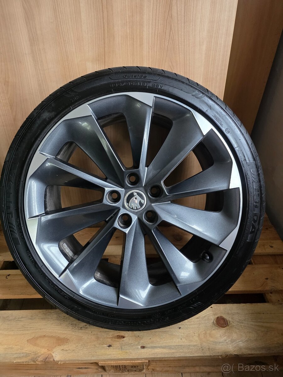 SUPERNOVA 235/40 r19 - 2