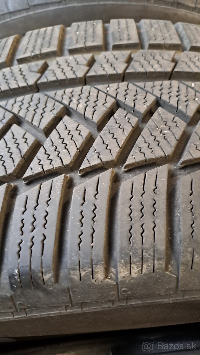 Predám 4ks jazdené zimné 225/55r17 2+2modely - 2