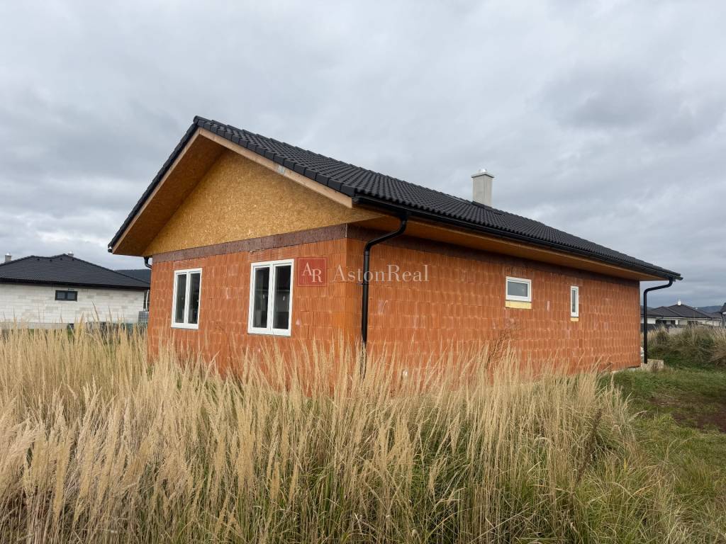 Praktický 4-izbový bungalov v novovybudovanej lokalite- Horo - 2