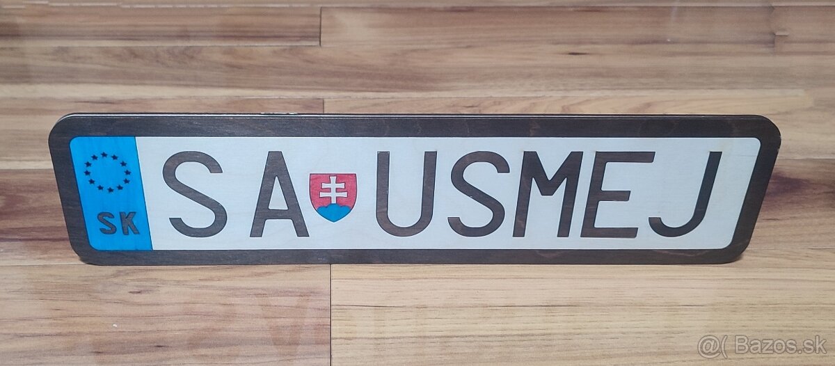 Ozdobná tabuľka v tvare ŠPZ s motívom "SA USMEJ" - 2