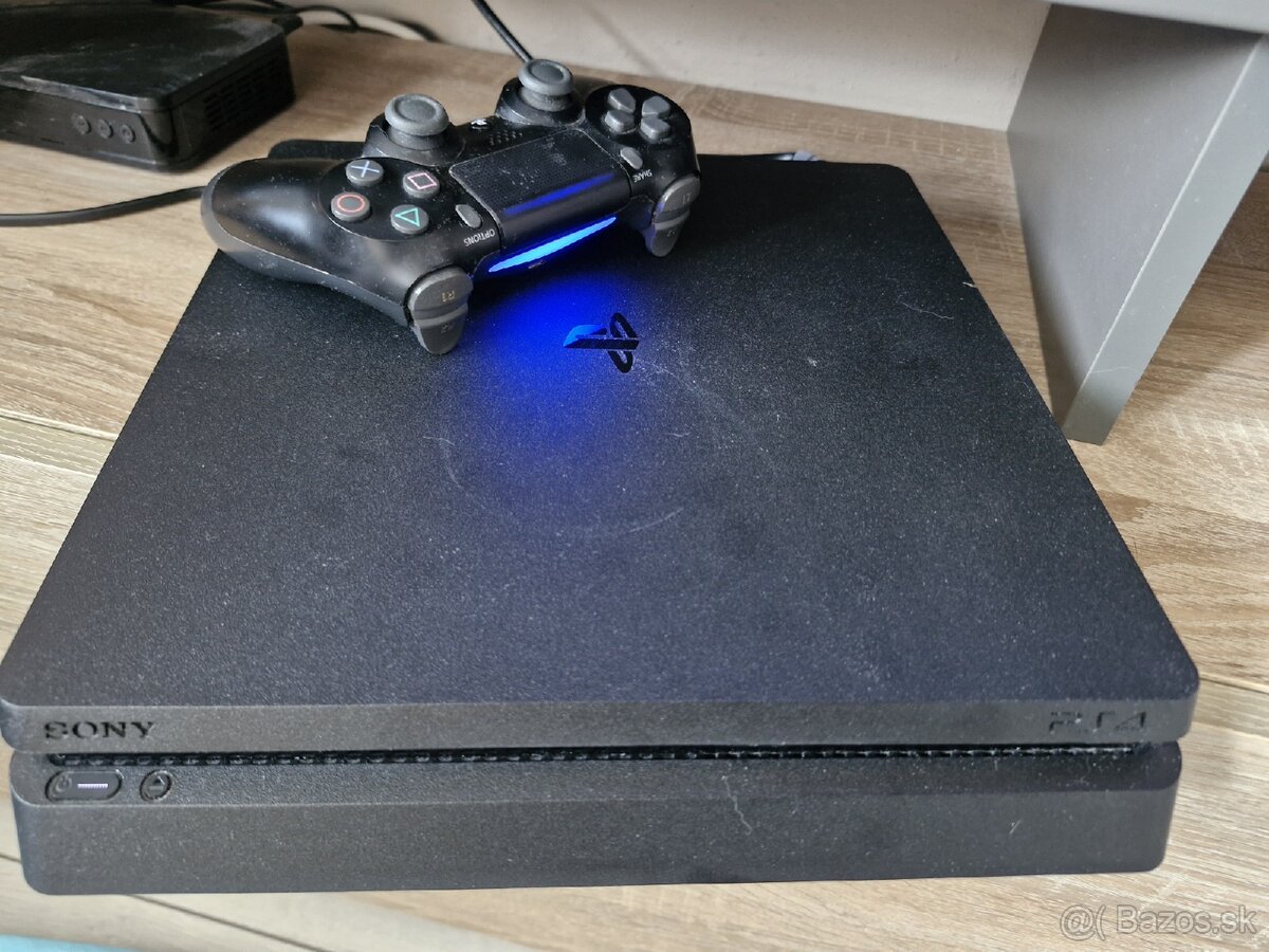 Playstation 4 slim - 2