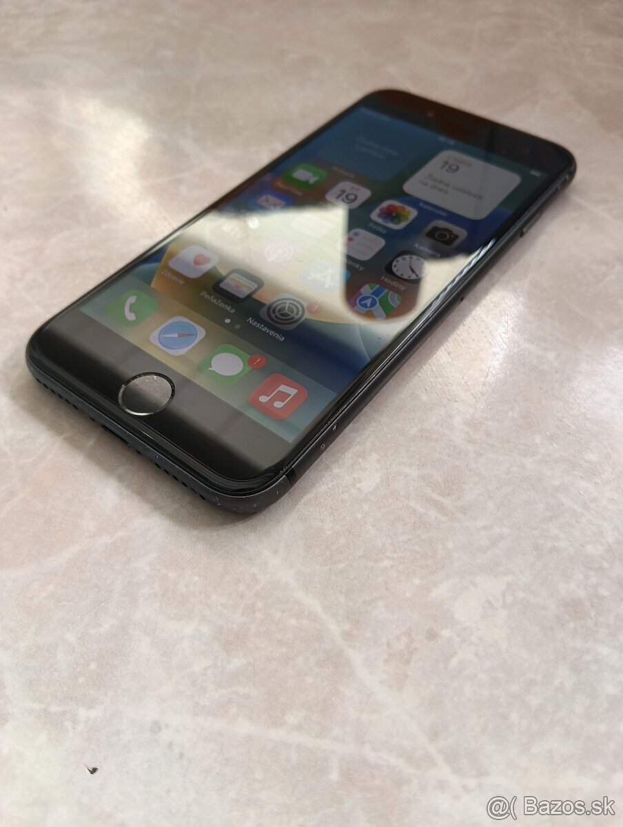 iPhone 8 / Black 64GB - TOP stav - 2