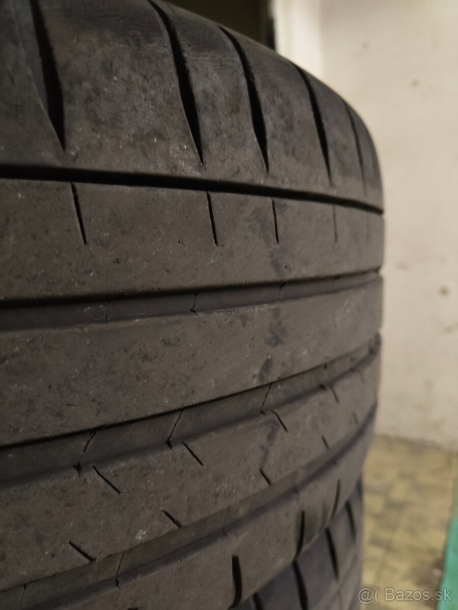 235/40 R19 - 2