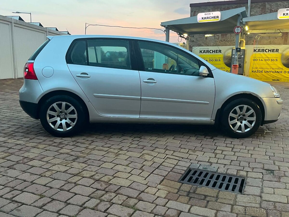 Volkswagen Golf 5 1.6 - 2