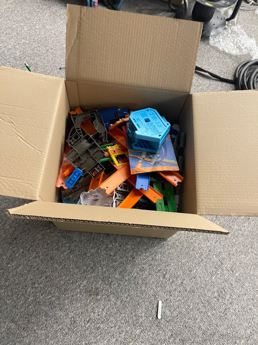 Hotweels autodráha - plna krabica :) - 2