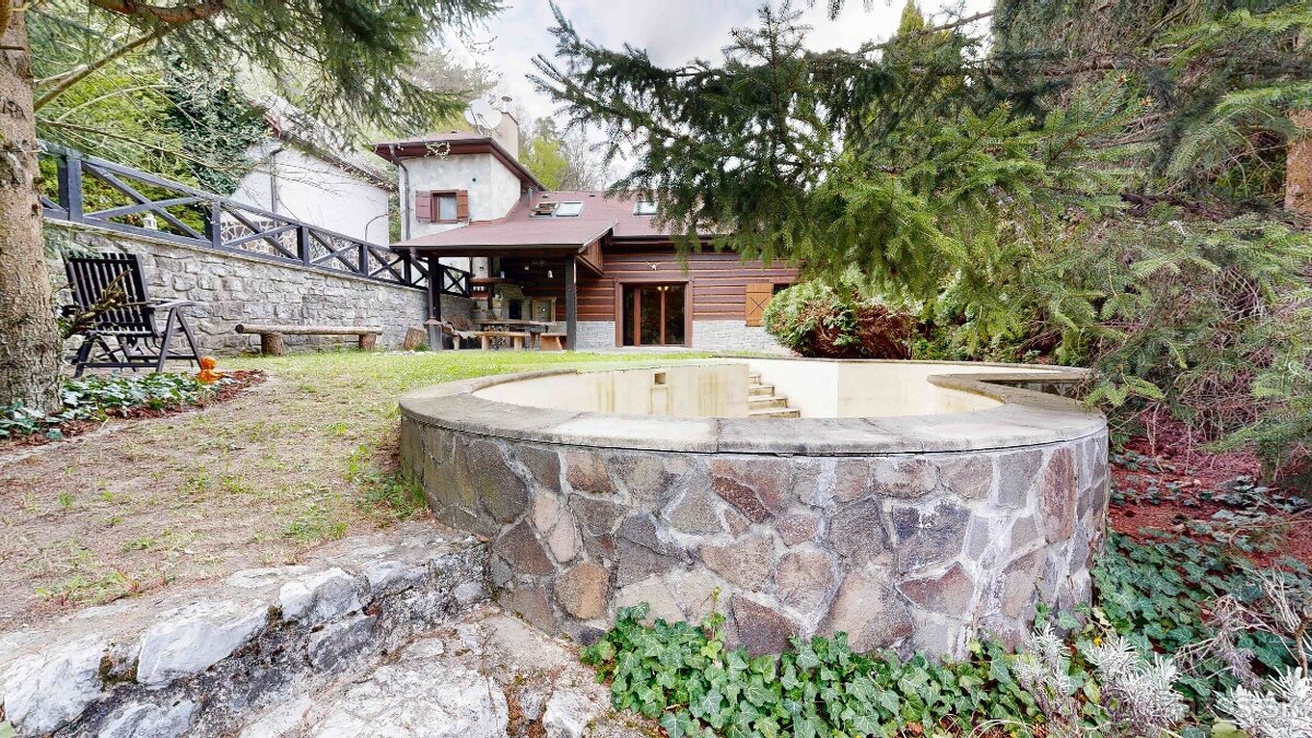 Chalupa po úspešnom režiserovi v obci Stará Turá-časť Paparď - 2