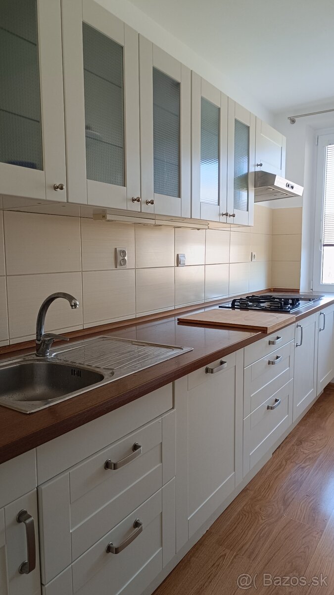 Prenájom slnečného 3-izbového bytu v NMnV - Hájovky - 72 m² - 2