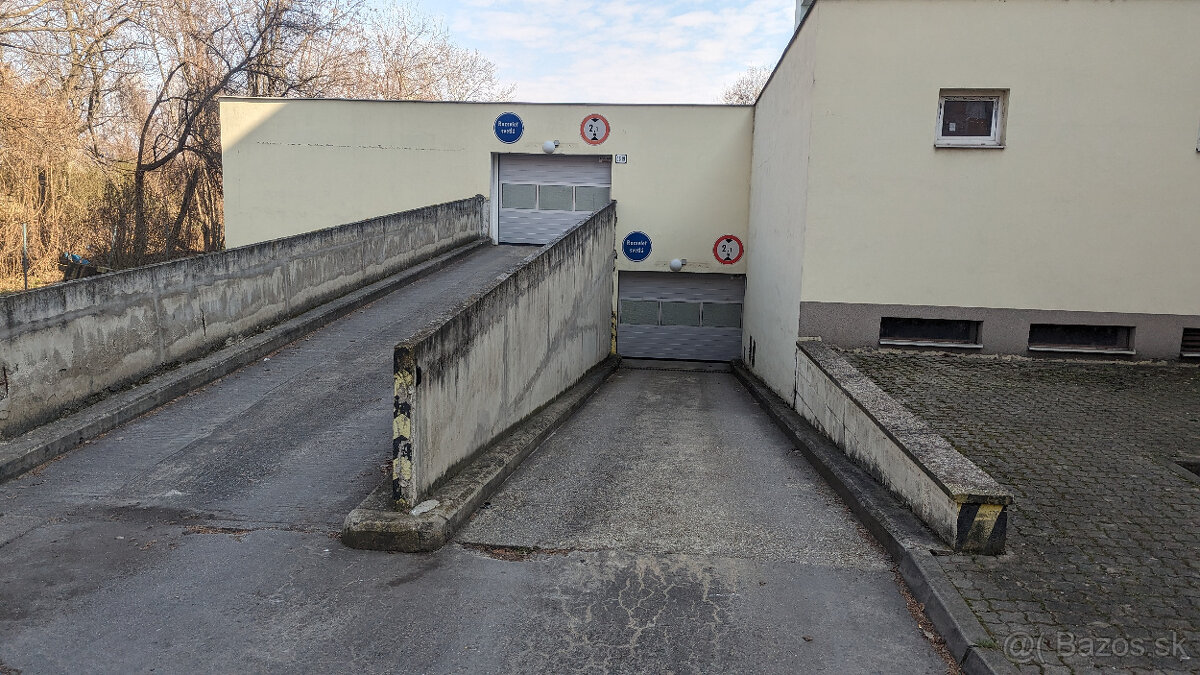 garazove statie pre motorku,Šustekova,zaciatok Petrzalky - 2